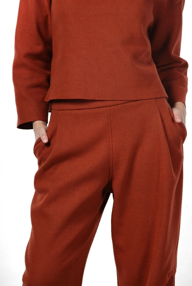 Pantalon chino femme en drap de laine coupe Balloon