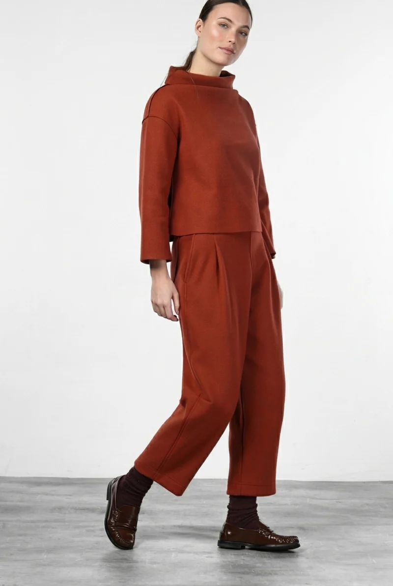 Pantalon chino femme en drap de laine coupe Balloon