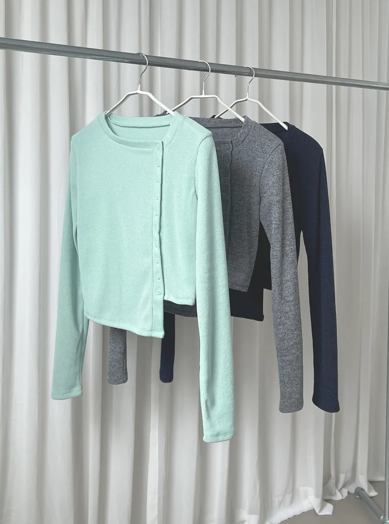 Askhaki Snap Button Cropped Rib Knit Cardigan
