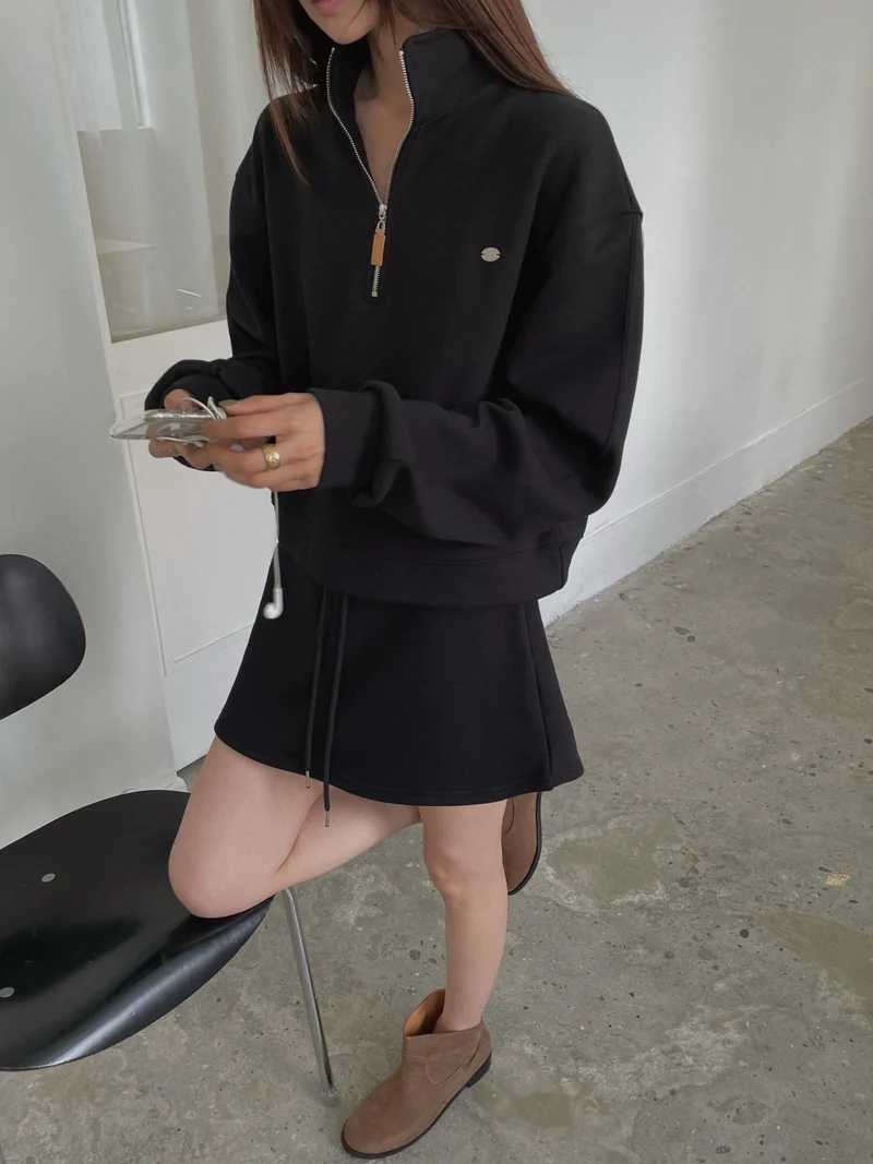 LeAhicon Cropped Stand Collar Half Zip Sweatshirt
