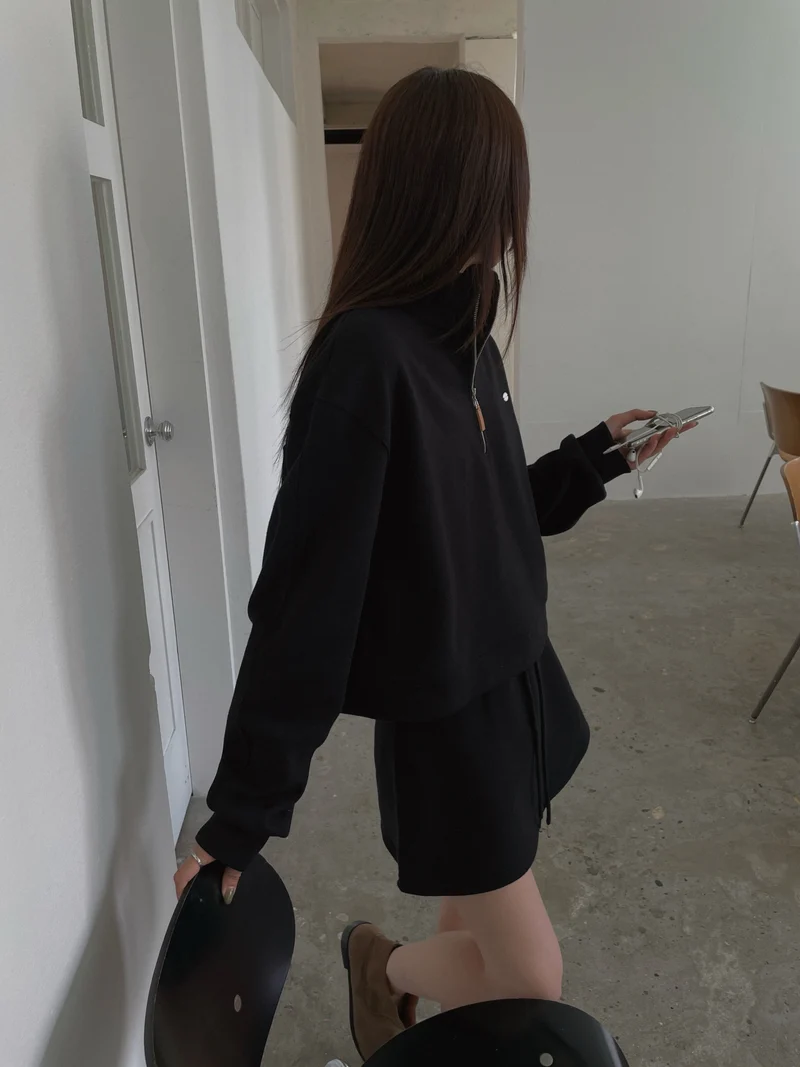 LeAhicon Cropped Stand Collar Half Zip Sweatshirt