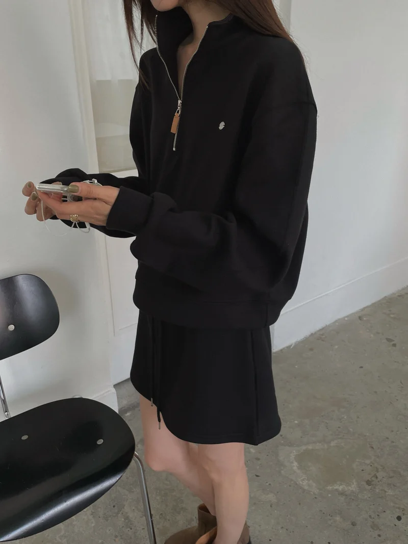 LeAhicon Cropped Stand Collar Half Zip Sweatshirt