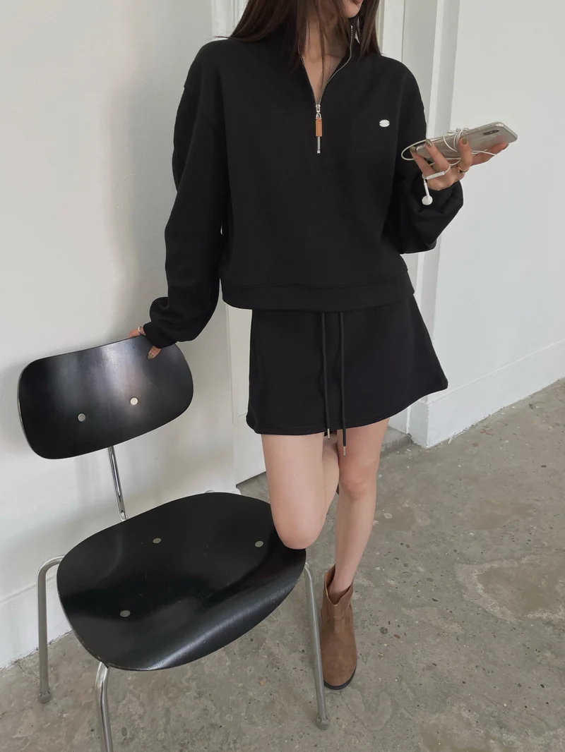 LeAhicon Cropped Stand Collar Half Zip Sweatshirt