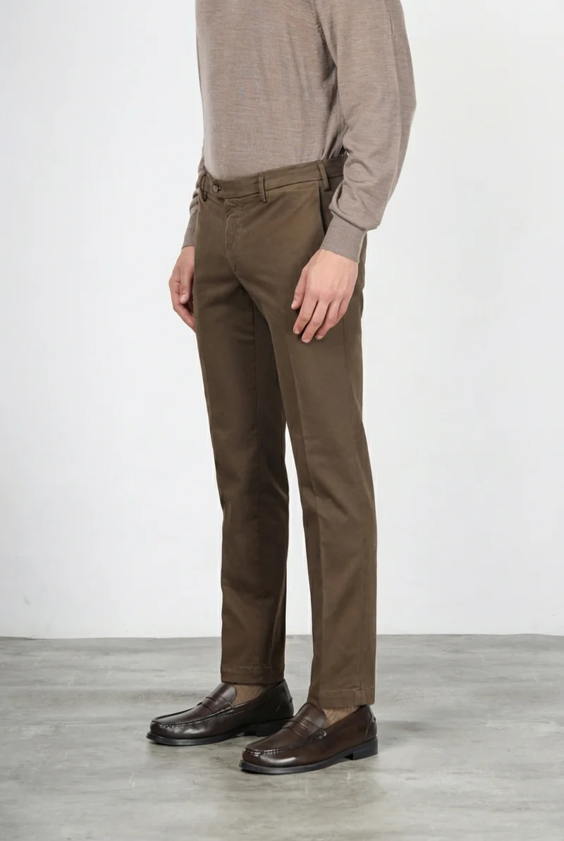 New York pantalon chino homme en gabardine stretch, coupe regular fit ①