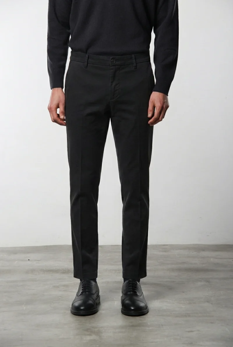 Milano pantalon chino homme en gabardine stretch, coupe extra slim ①