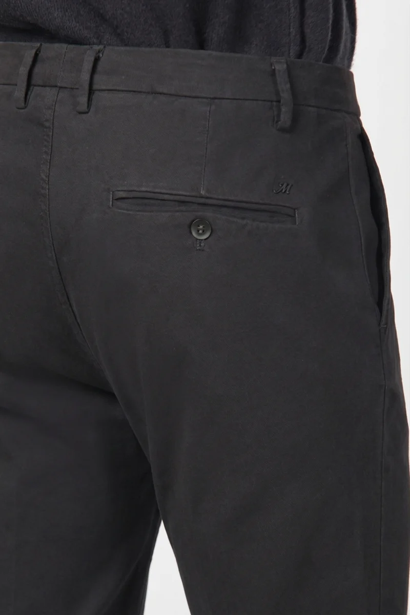 Milano pantalon chino homme en gabardine stretch, coupe extra slim ①