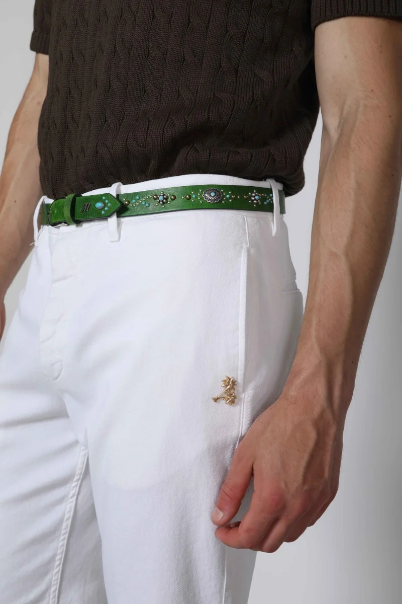 Ceinture en cuir faite à la main avec clous