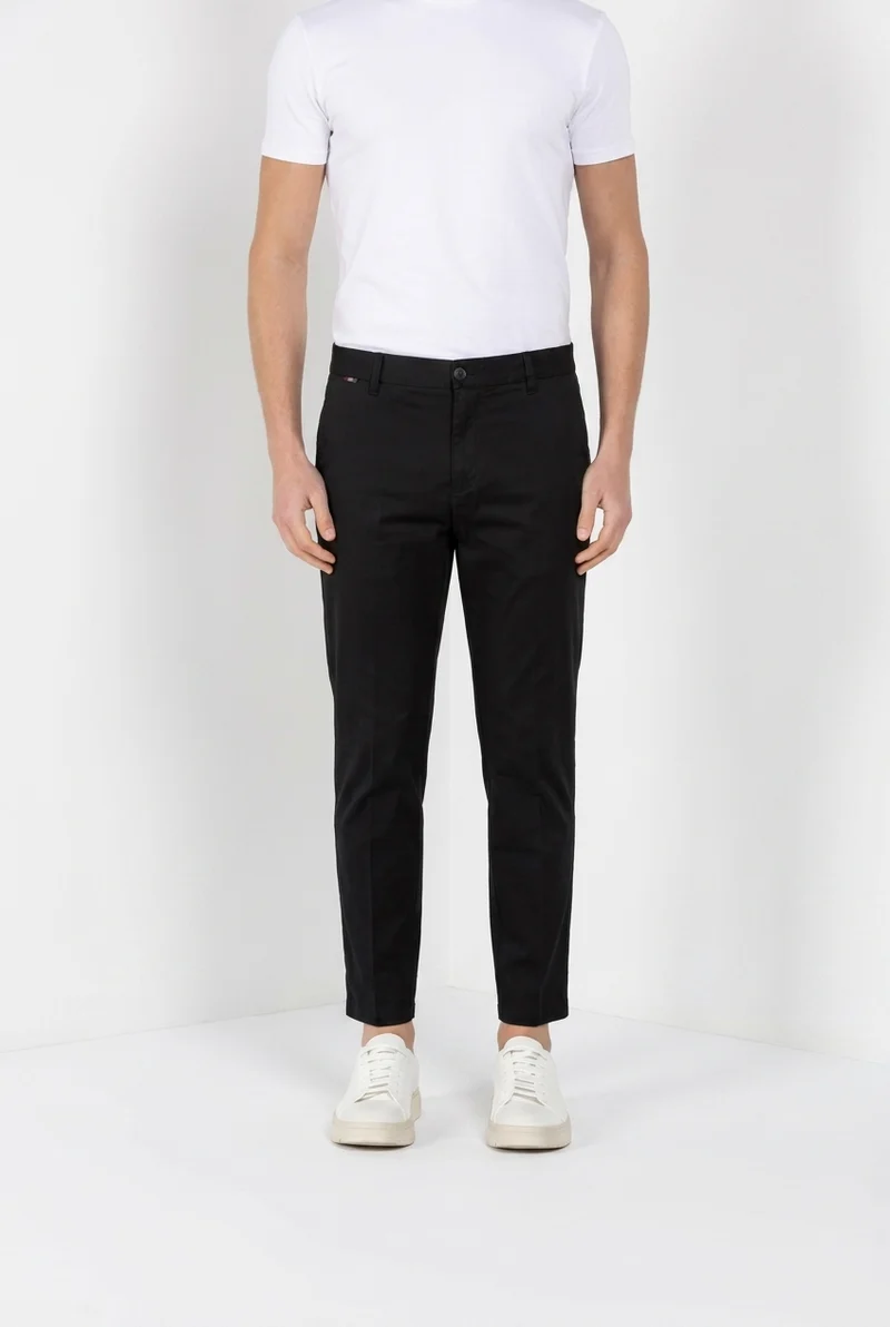 John Coolkhinos pantalon chino homme en satin stretch Logo Edition carrot fit ①
