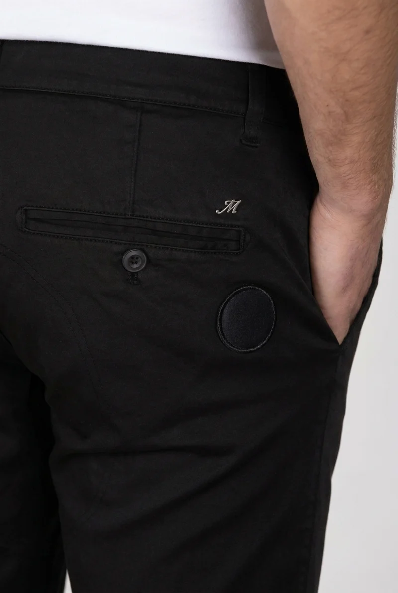 John Coolkhinos pantalon chino homme en satin stretch Logo Edition carrot fit ①