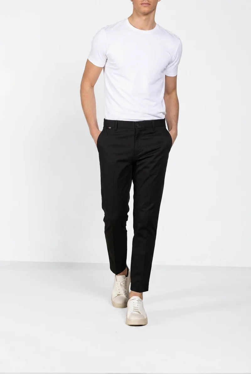 John Coolkhinos pantalon chino homme en satin stretch Logo Edition carrot fit ①