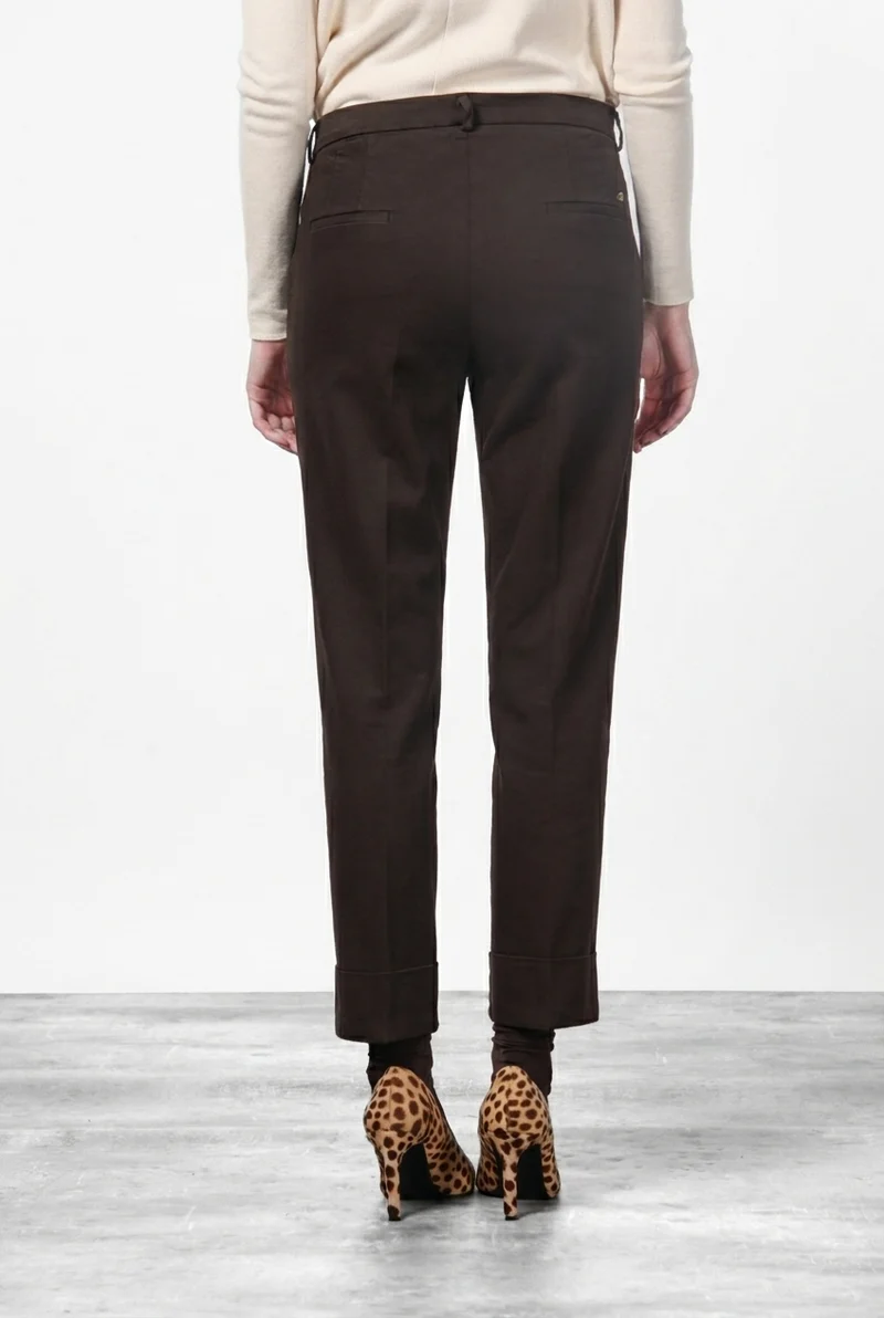 Pantalon chino femme New York Carrot en satin avec carrot fit ①