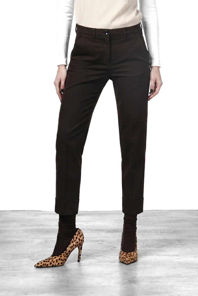 Pantalon chino femme New York Carrot en satin avec carrot fit ①