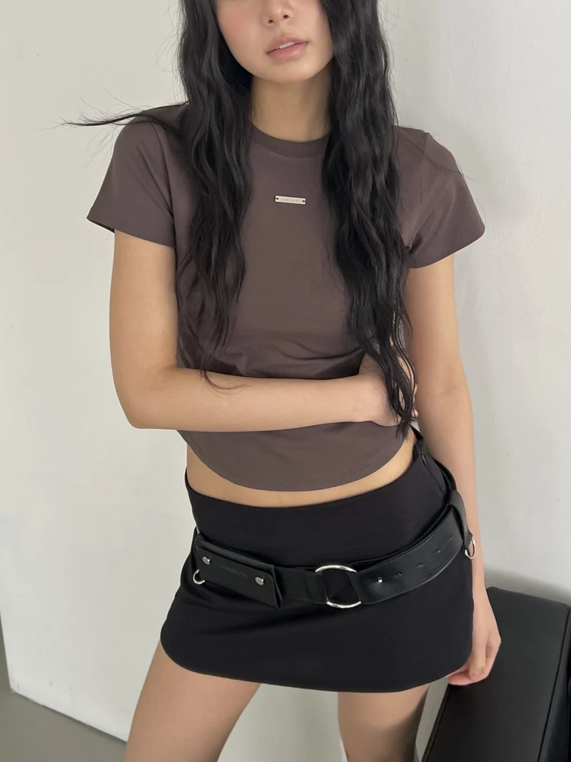 (2Pack) ASKHAKI Metal Plate Logo Slim Cropped Tee