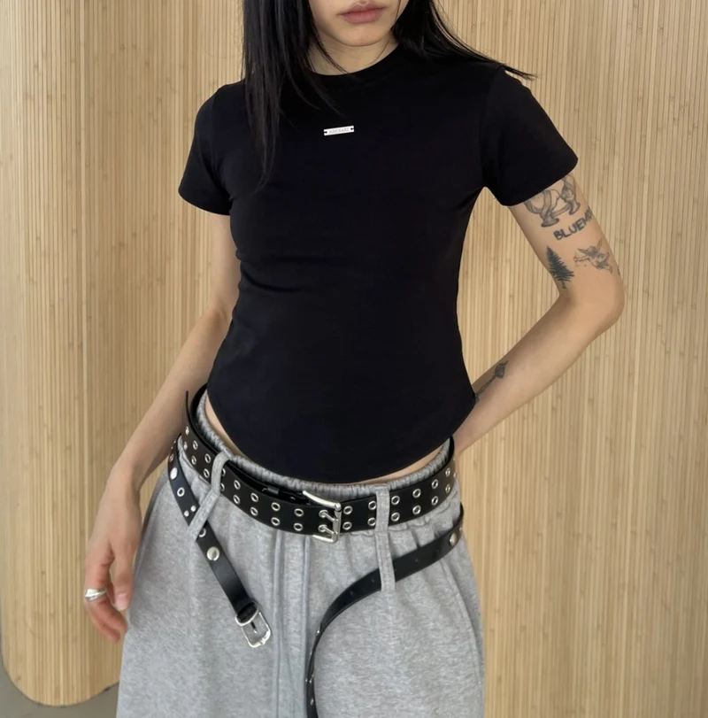 (2Pack) ASKHAKI Metal Plate Logo Slim Cropped Tee