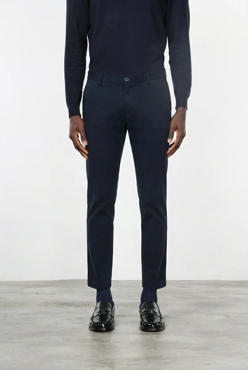 Milano pantalon chino homme en gabardine stretch, coupe extra slim ①