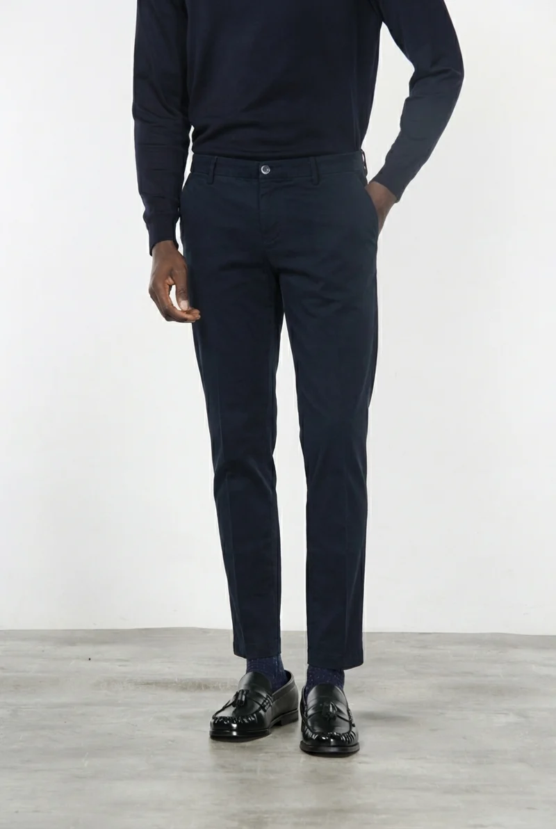 Milano pantalon chino homme en gabardine stretch, coupe extra slim ①