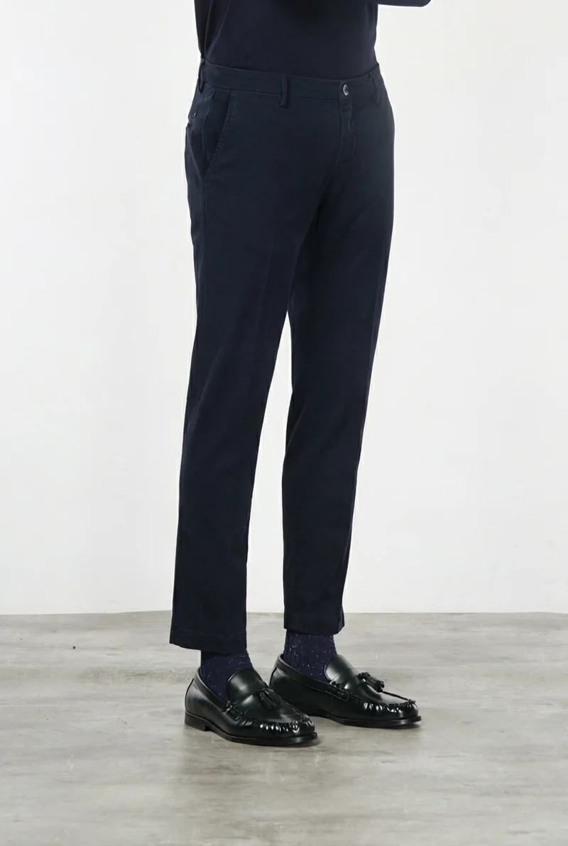 Milano pantalon chino homme en gabardine stretch, coupe extra slim ①