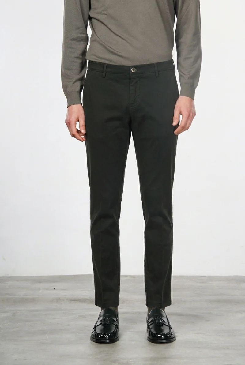 Milano pantalon chino homme en gabardine stretch, coupe extra slim ①
