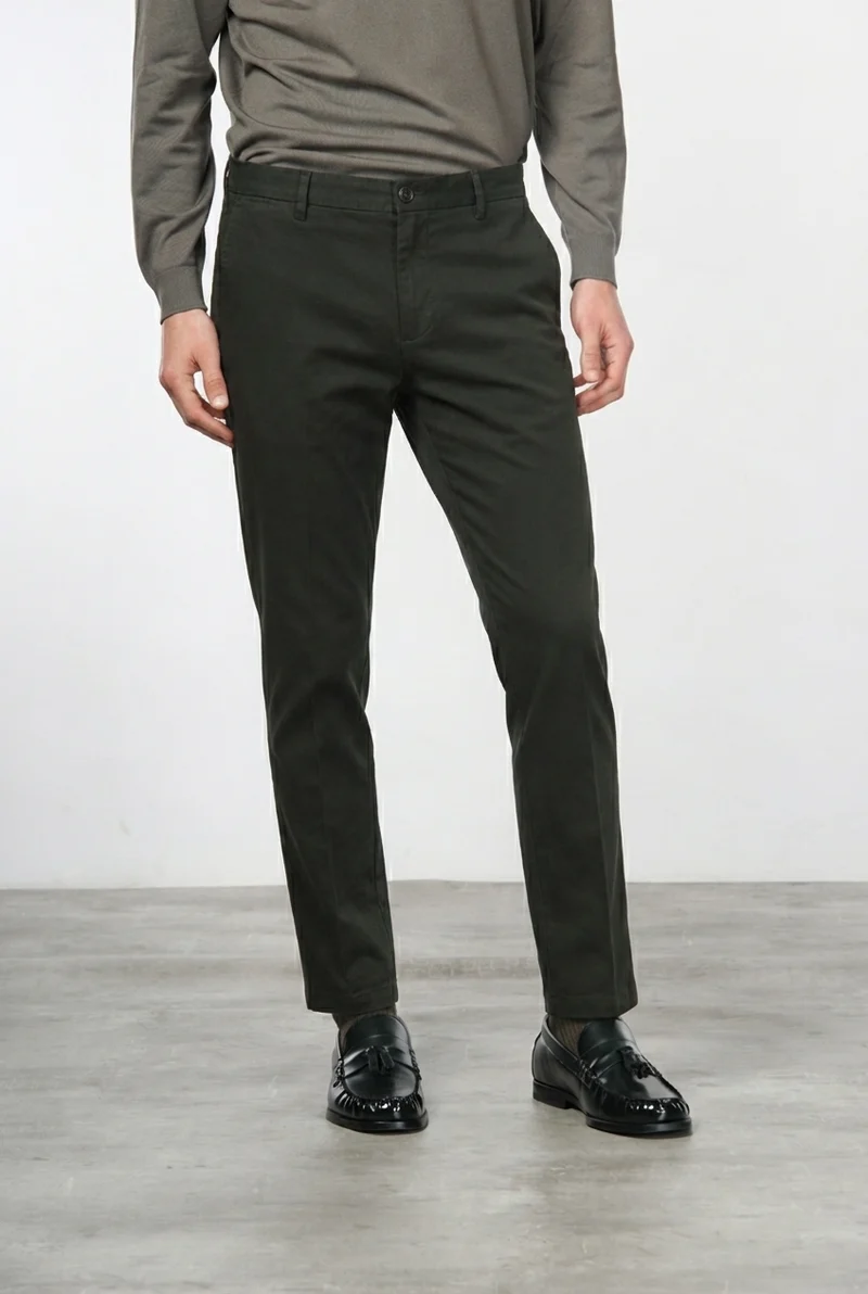 Milano pantalon chino homme en gabardine stretch, coupe extra slim ①