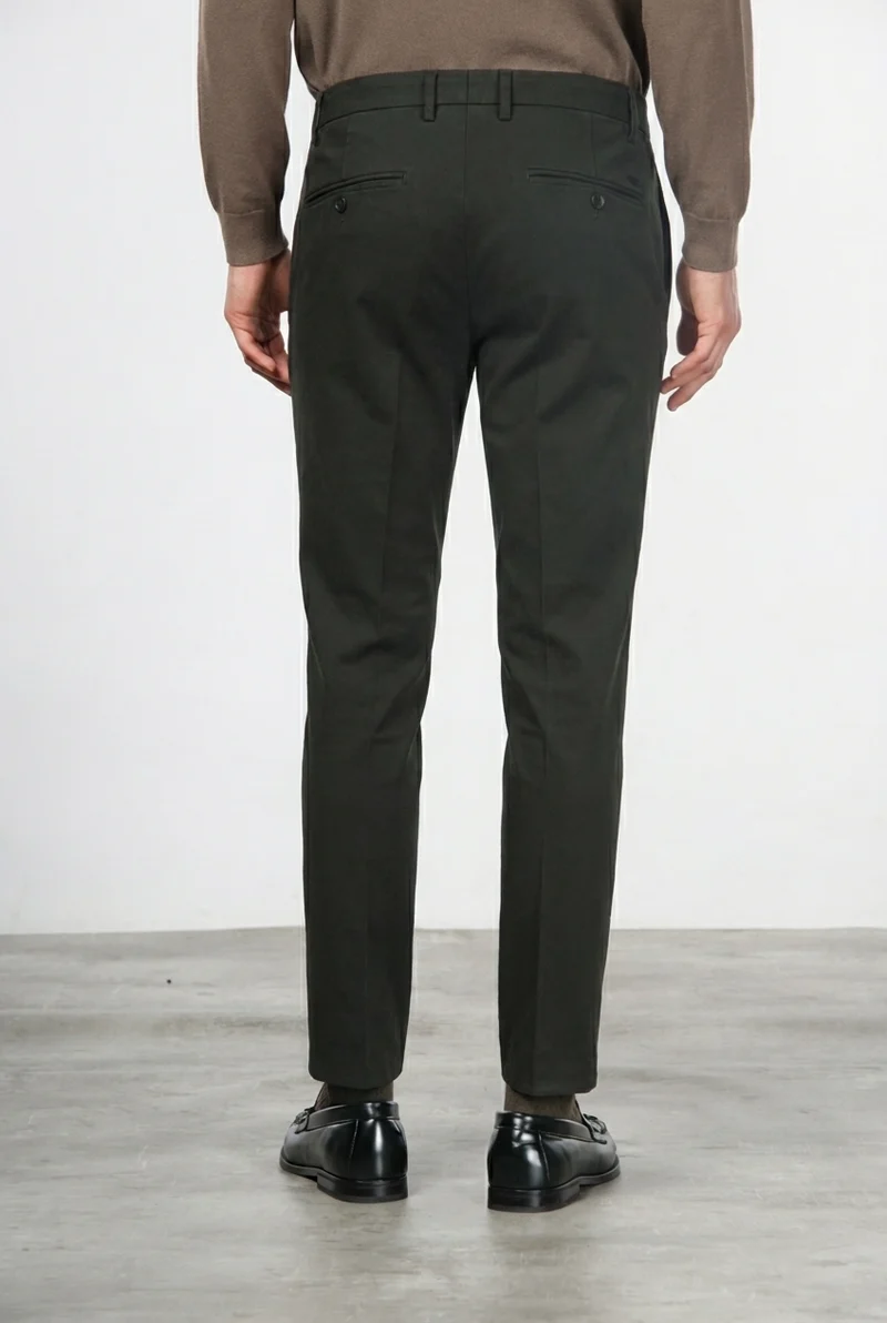 Milano pantalon chino homme en gabardine stretch, coupe extra slim ①