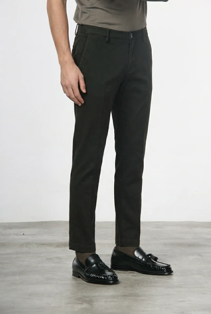 Milano pantalon chino homme en gabardine stretch, coupe extra slim ①