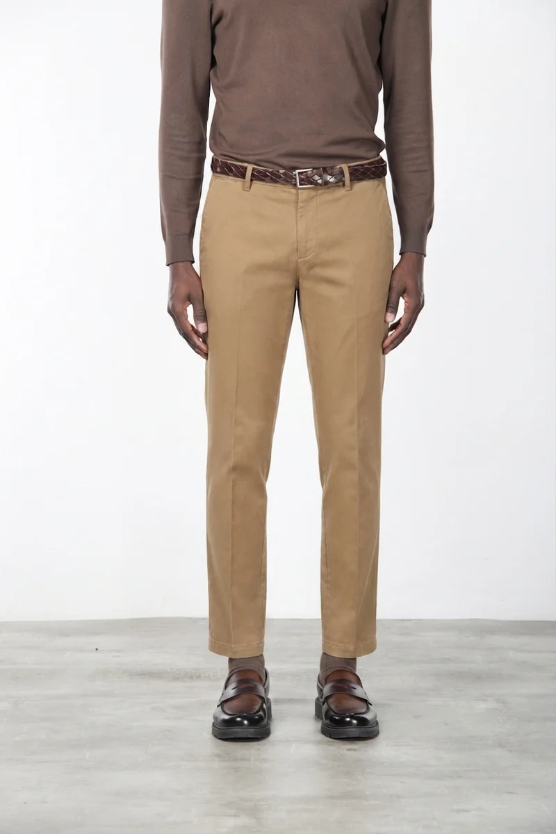 Milano pantalon chino homme en gabardine stretch, coupe extra slim ①