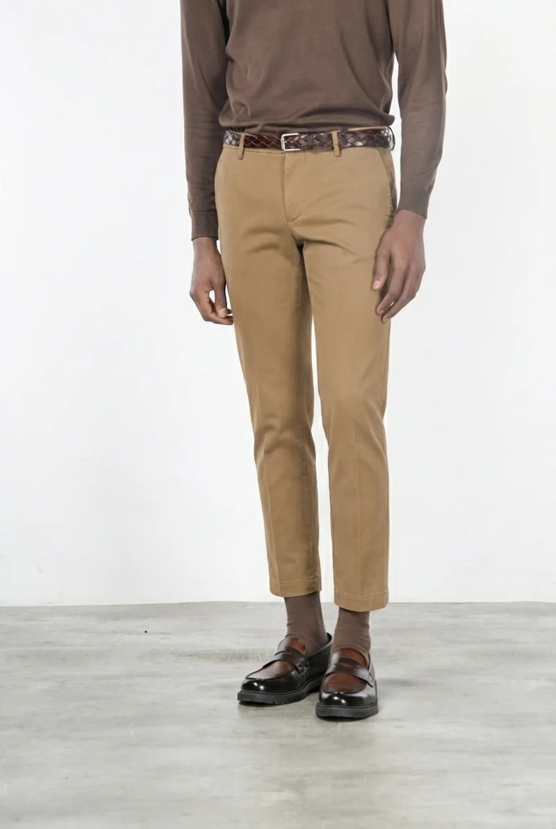 Milano pantalon chino homme en gabardine stretch, coupe extra slim ①