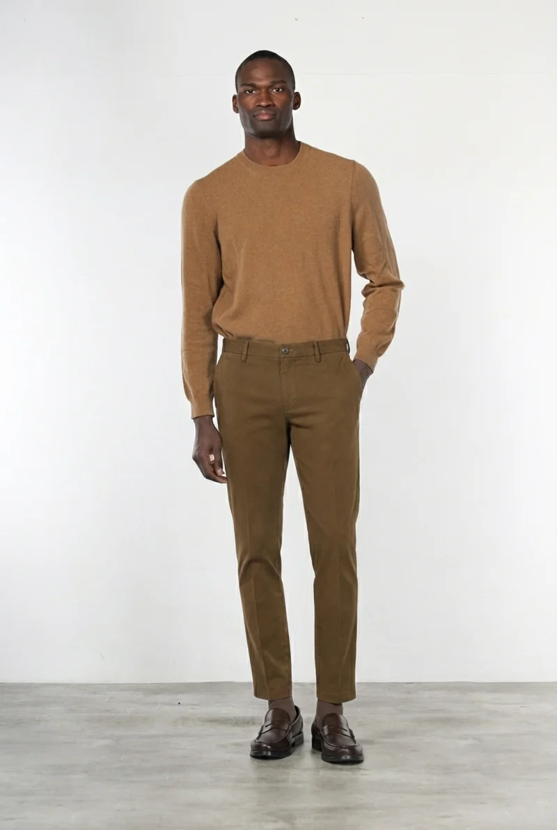 Milano pantalon chino homme en gabardine stretch, coupe extra slim ①