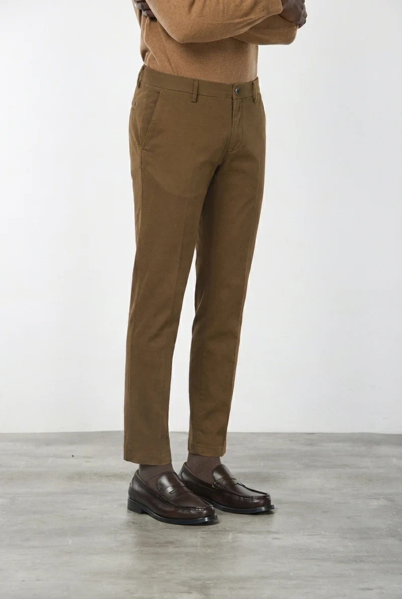 Milano pantalon chino homme en gabardine stretch, coupe extra slim ①