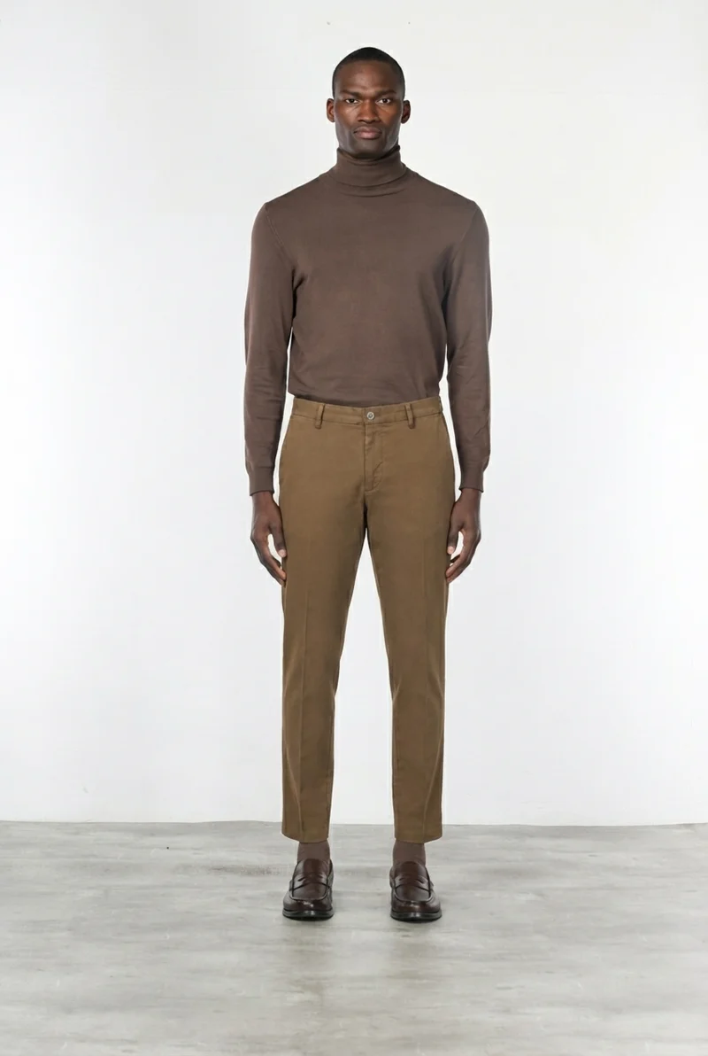 Milano pantalon chino homme en gabardine stretch, coupe extra slim ①