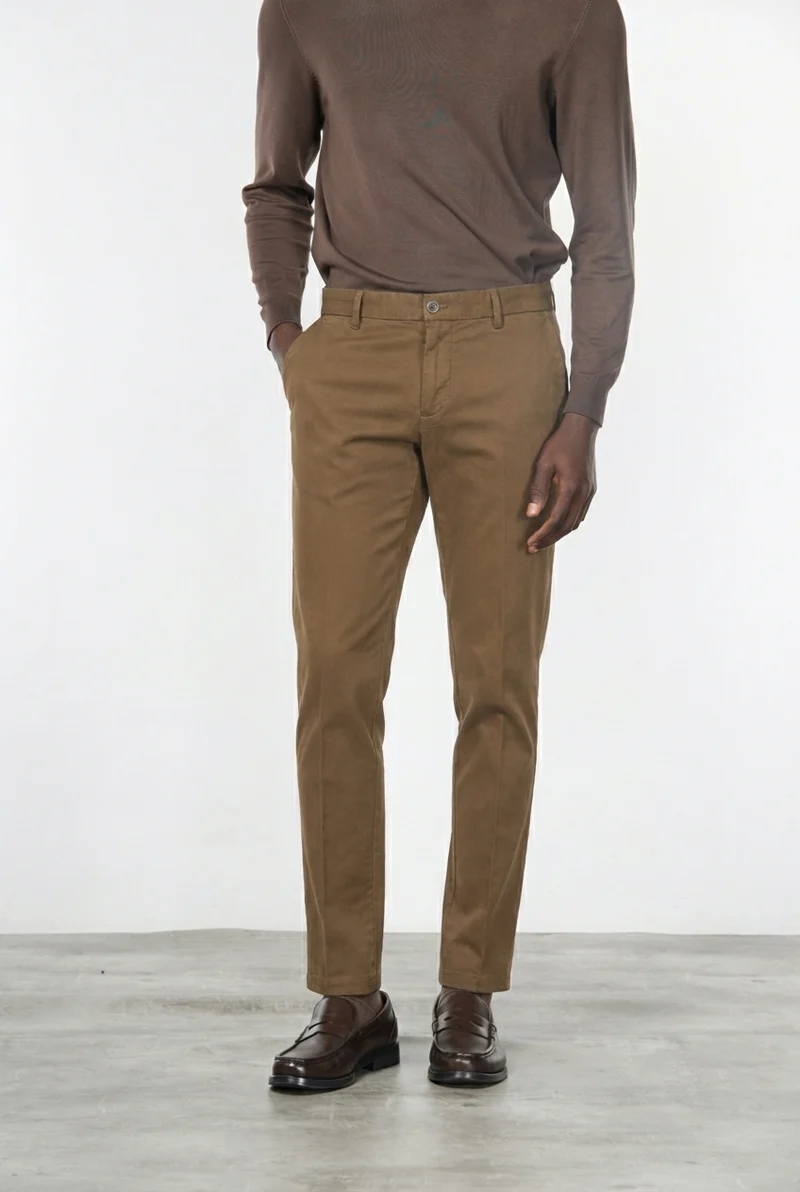 Milano pantalon chino homme en gabardine stretch, coupe extra slim ①