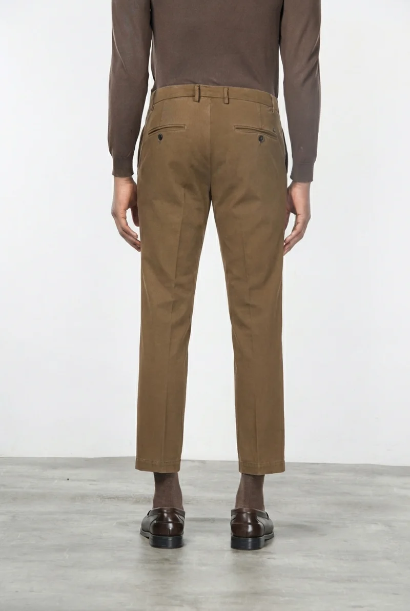 Milano pantalon chino homme en gabardine stretch, coupe extra slim ①