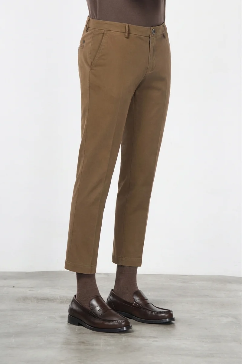Milano pantalon chino homme en gabardine stretch, coupe extra slim ①