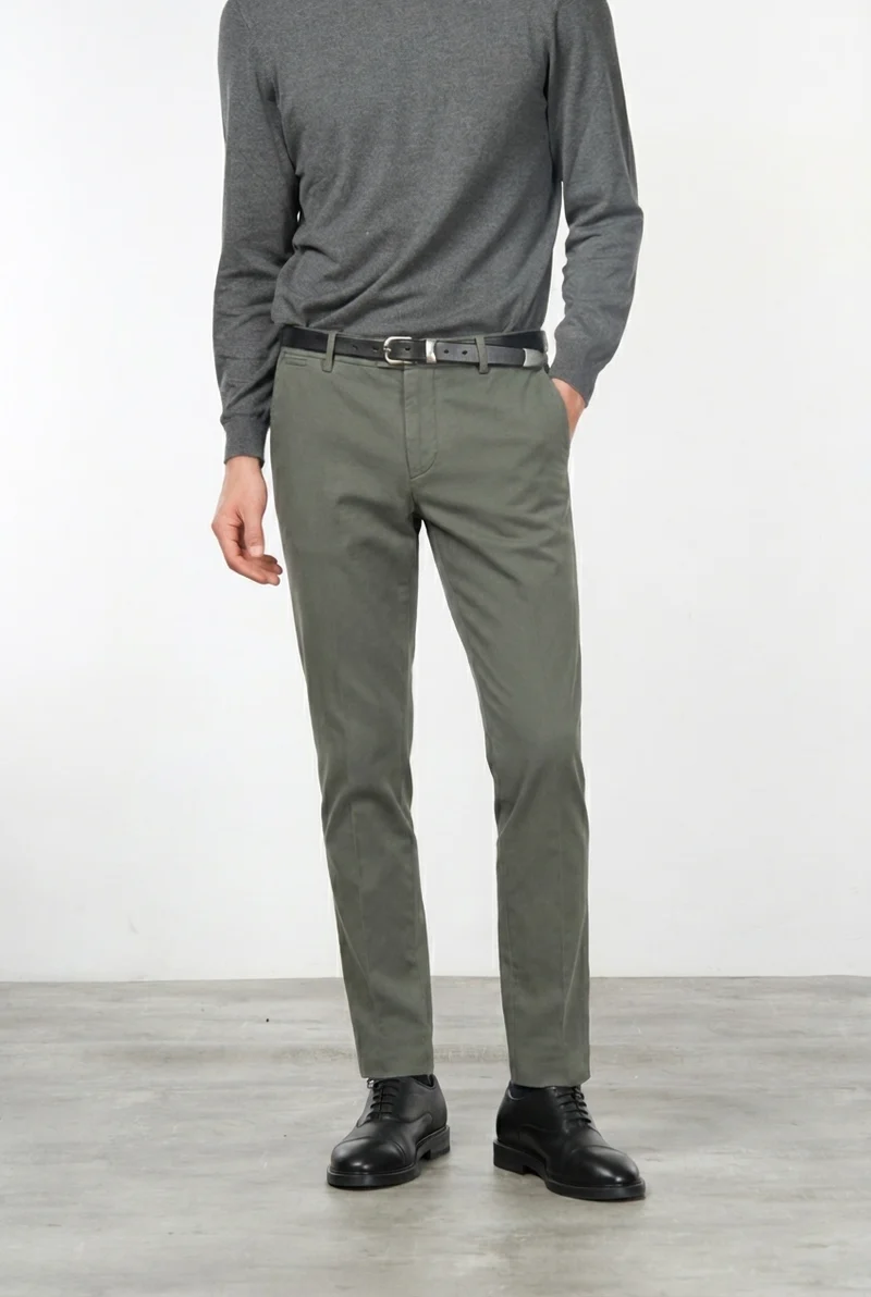 Milano pantalon chino homme en gabardine stretch, coupe extra slim ①
