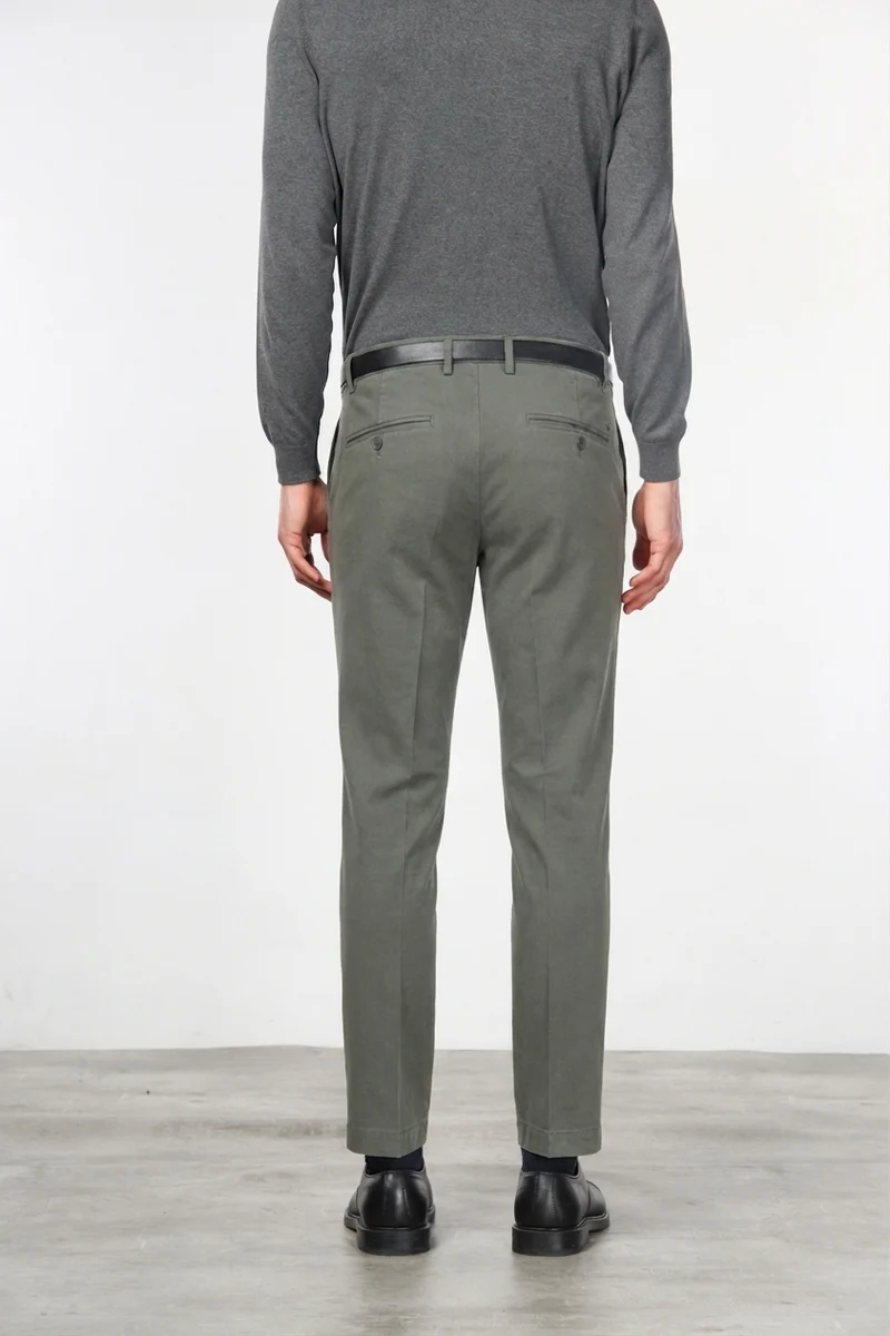 Milano pantalon chino homme en gabardine stretch, coupe extra slim ①