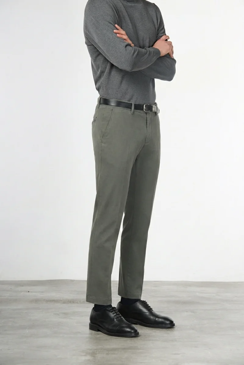 Milano pantalon chino homme en gabardine stretch, coupe extra slim ①