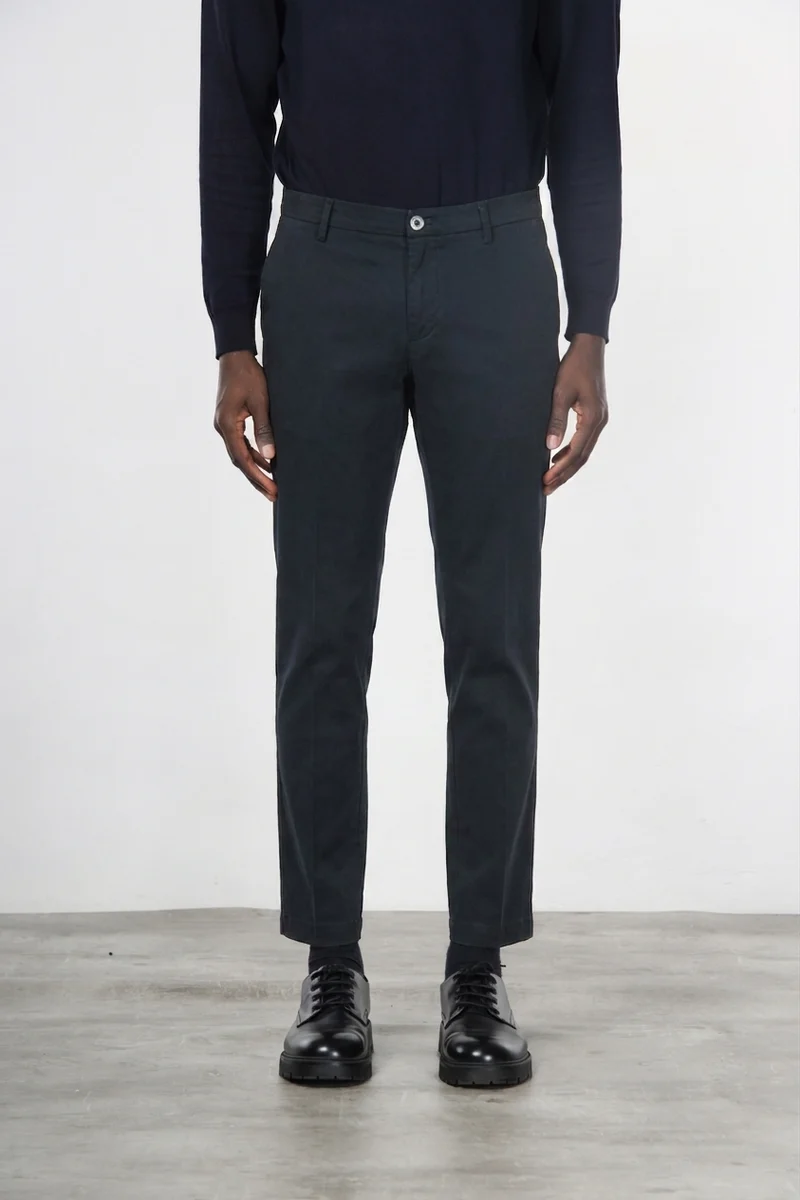 Milano pantalon chino homme en gabardine stretch, coupe extra slim ①