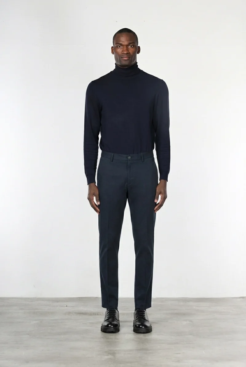 Milano pantalon chino homme en gabardine stretch, coupe extra slim ①