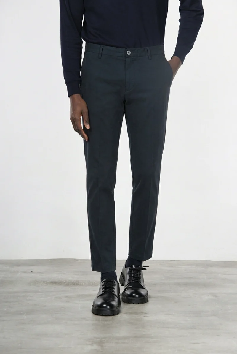 Milano pantalon chino homme en gabardine stretch, coupe extra slim ①
