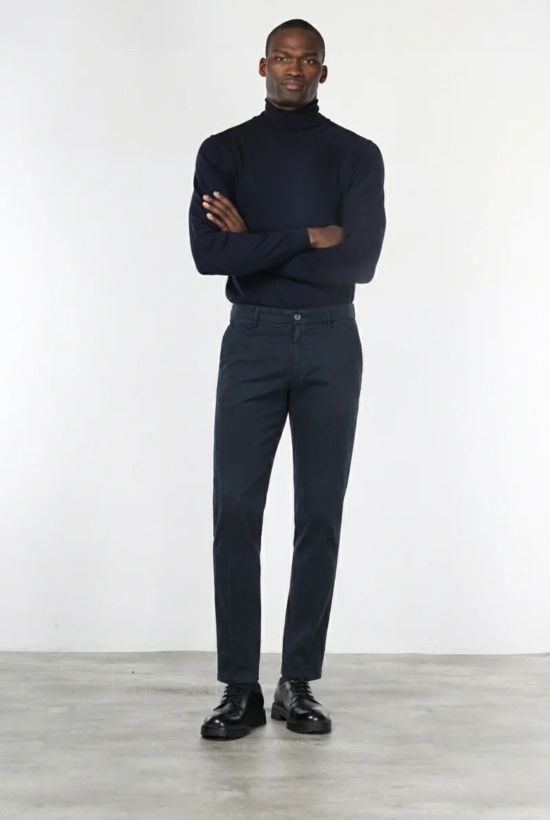 Milano pantalon chino homme en gabardine stretch, coupe extra slim ①