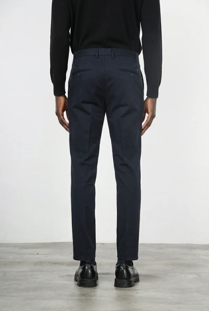 Milano pantalon chino homme en gabardine stretch, coupe extra slim ①