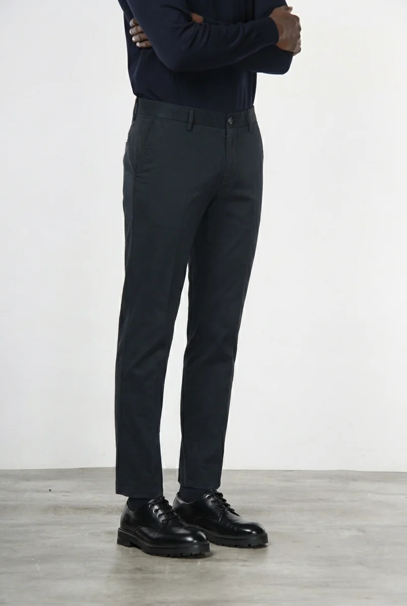 Milano pantalon chino homme en gabardine stretch, coupe extra slim ①
