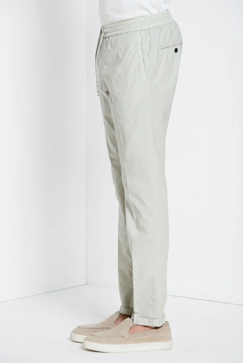 Milano Jogger Travel pantalon chino homme en satin technique travel stretch extra slim fit