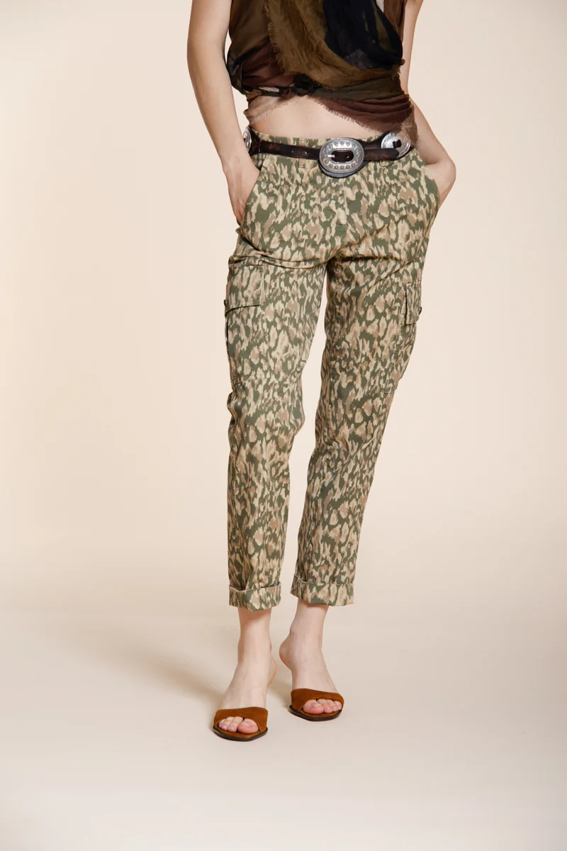 Marlene Pantalon Cargo femme en gabardine imprimé camouflage carrot fit