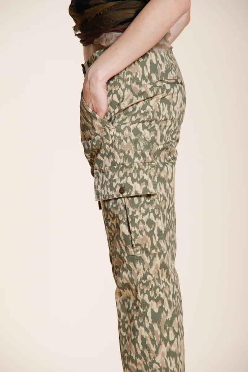 Marlene Pantalon Cargo femme en gabardine imprimé camouflage carrot fit