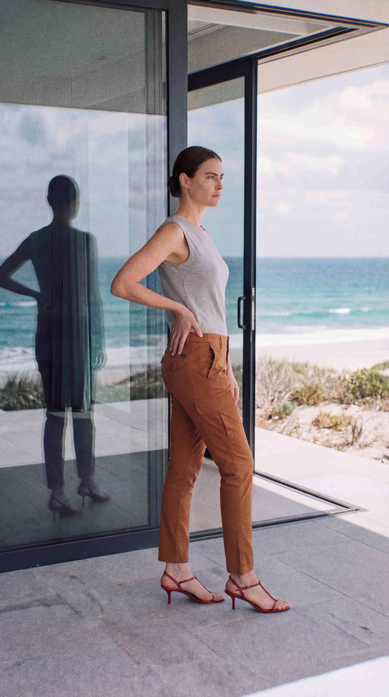 Chile City pantalon cargo femme en gabardine stretch slim fit
