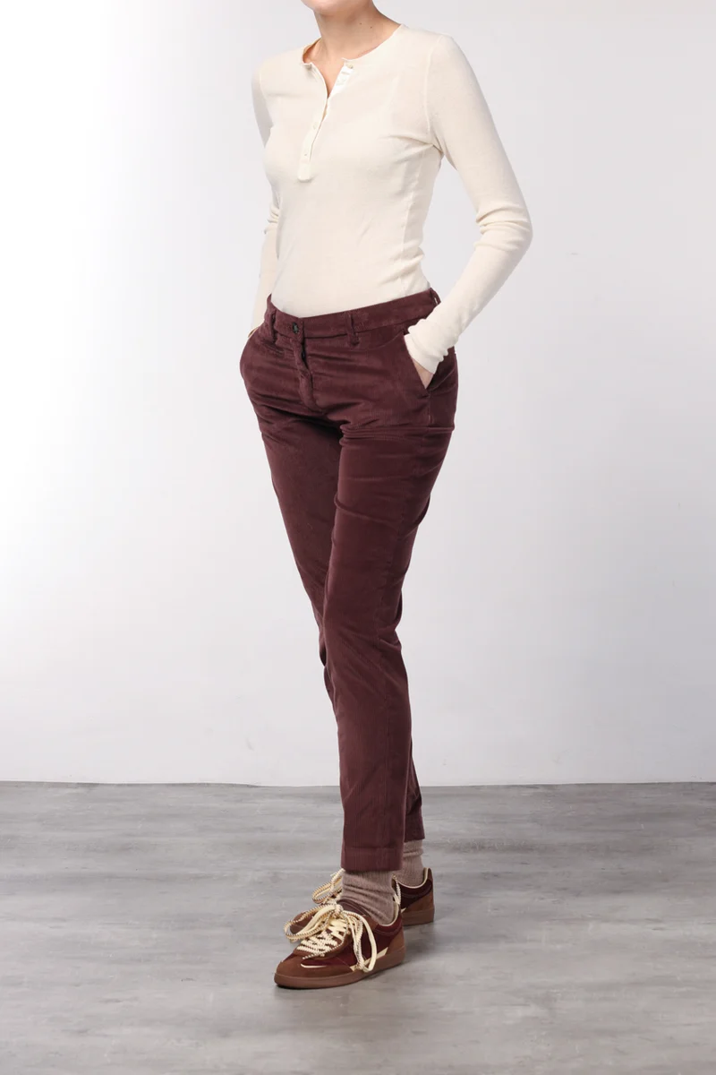 New York Slim pantalon chino femme en velours à grosses côtes slim fit ①