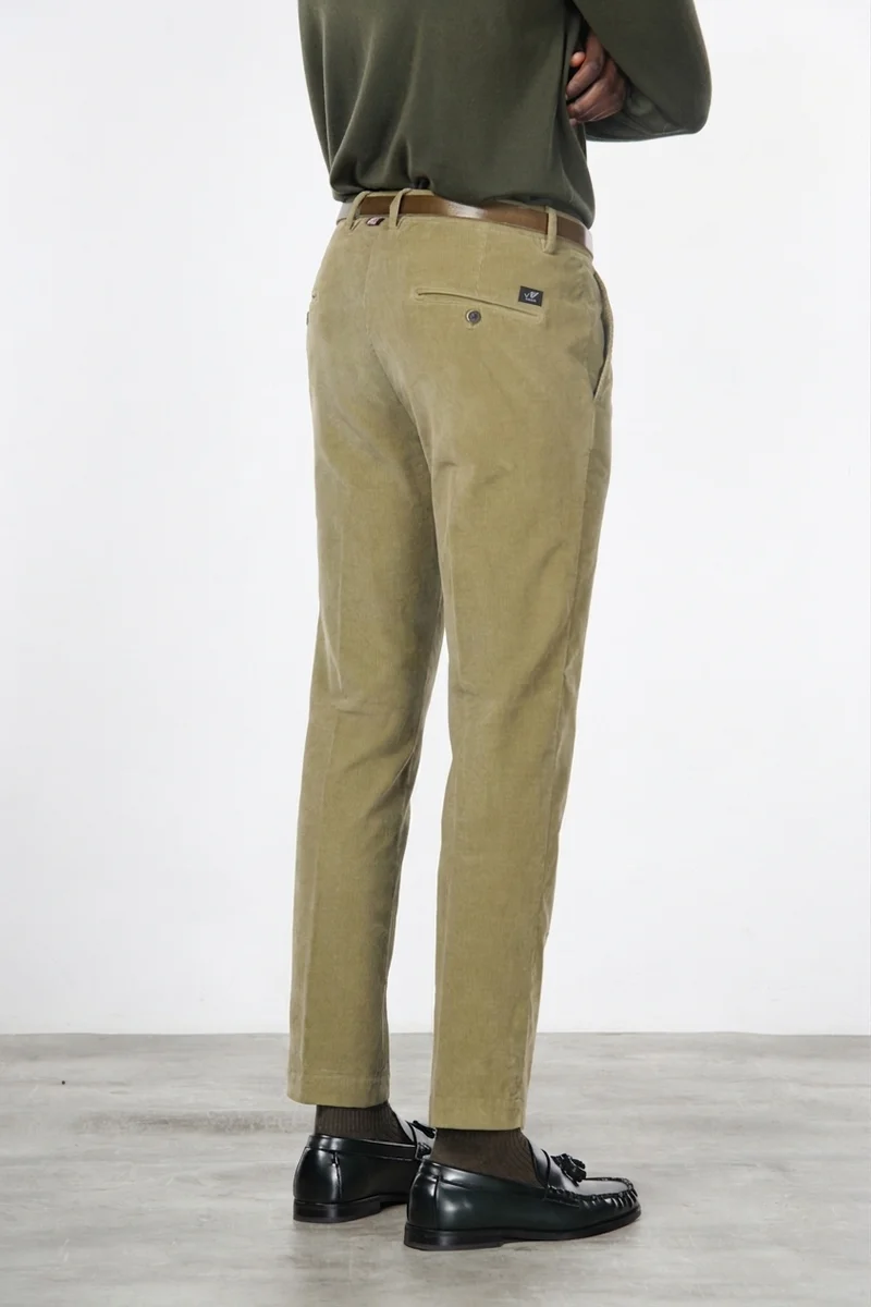Pantalon chino homme Torino en velours 1000 raies, slim fit ①