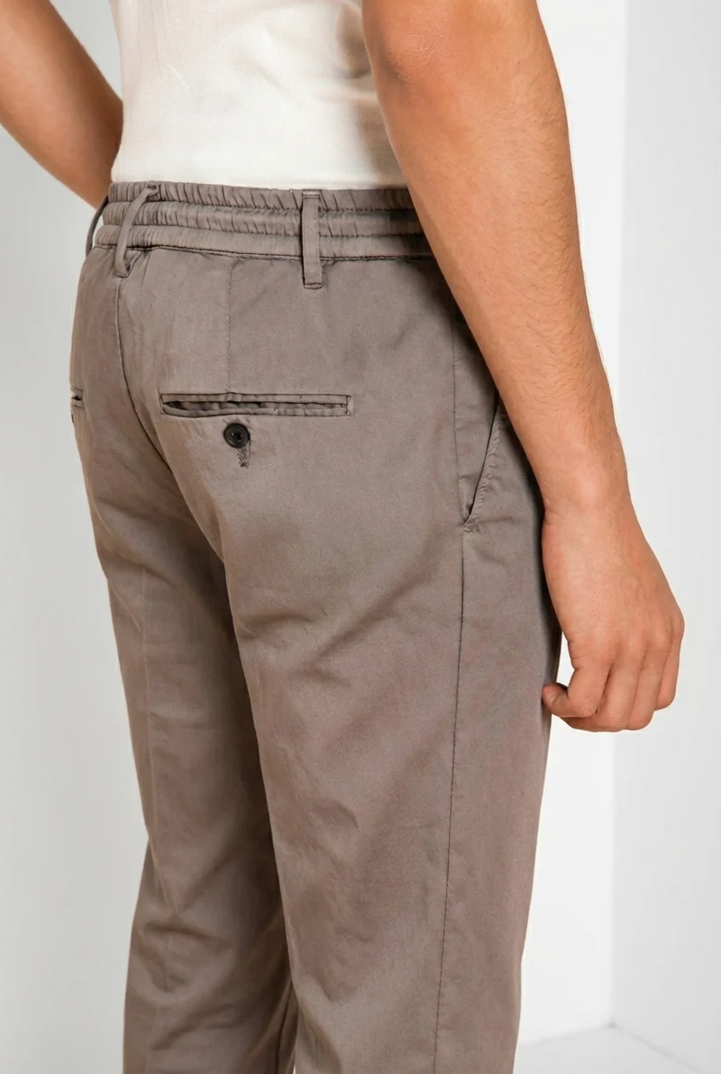 Milano Jogger Travel pantalon chino homme en satin technique travel stretch extra slim fit
