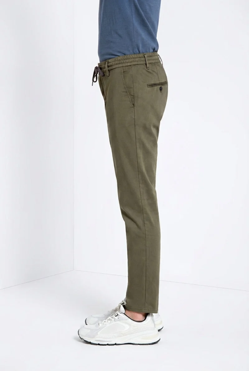 Milano Jogger Travel pantalon chino homme en satin technique travel stretch extra slim fit